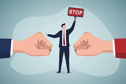 Illustration: Mann wird von rechts und links durch zwei Fäuste bedroht und hält Stoppschild in die Höhe.