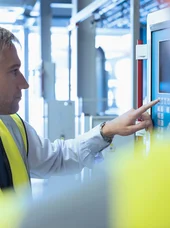betreiberverantwortung-c-koto-adobestock Technischer Mitarbeiter prüft Gebäudetechnik