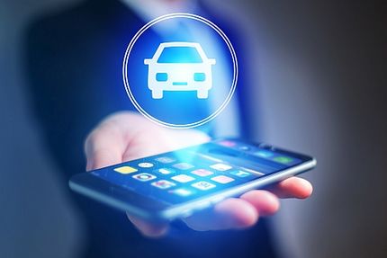 Digitaler Führerschein - Symbolbild Handy und eingeblendeten Auto-Symbol