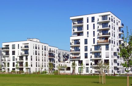 Neubauwohnsiedlung in mehrgeschossiger Bauweise in grüner Umgebung