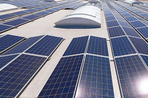 Solarpanele auf Industriegebäude