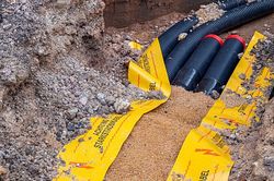 Im Erdreich verlegtes Starkstromkabel