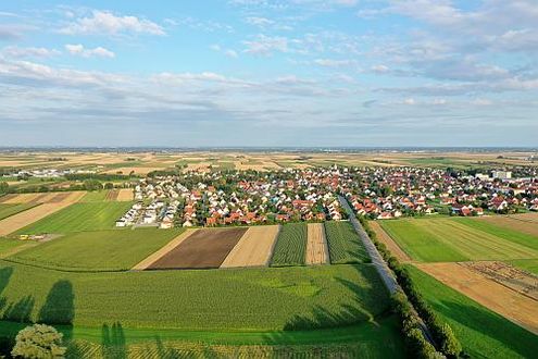 Kleiner Ort umgeben von Feldern