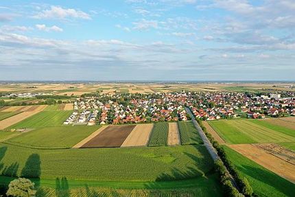 Kleiner Ort umgeben von Feldern