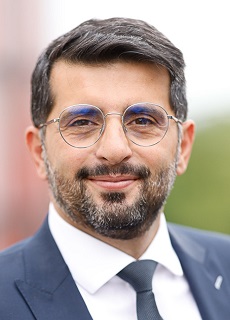 Herr Nima Rast