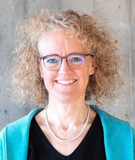 Frau Britta Hüttenhain