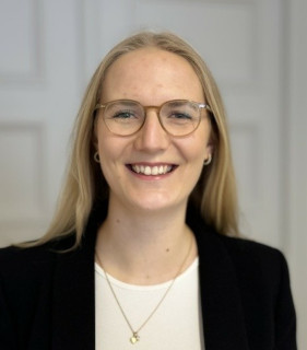 Frau Laura Ebeling