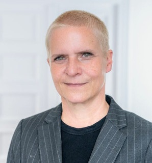 Frau Julia Staron
