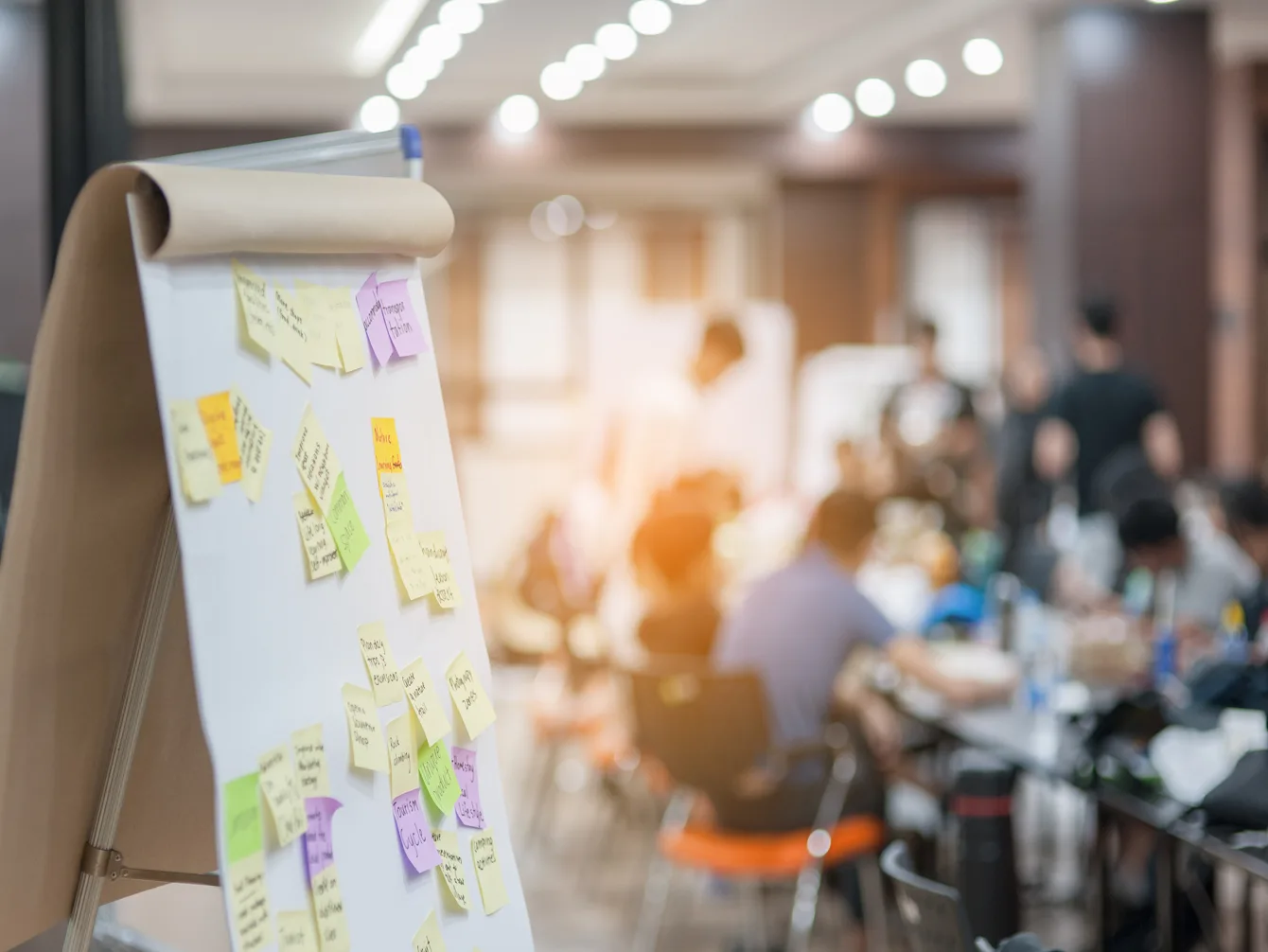 Flipchart und Gruppe am Tisch