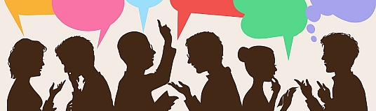 Illustration: Silhouetten von Personen, die miteinander kommunizieren, über ihnen Sprechblasen.
