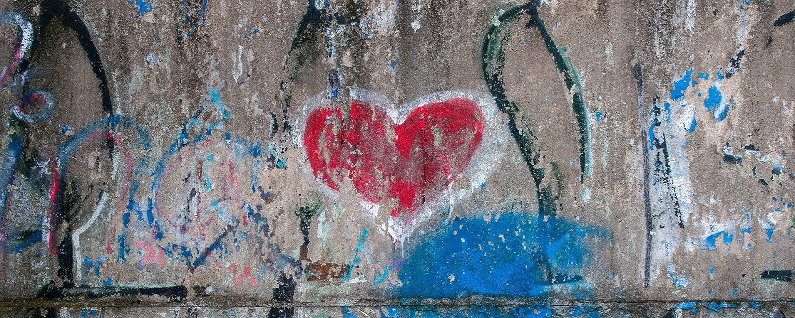 Grafitti in Herzform auf einer Wand