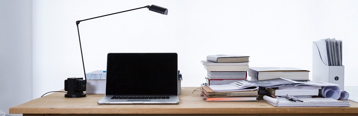 Schreibtisch mit Laptop und Büchern
