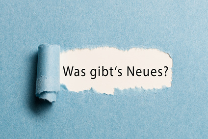 Schriftzug "Was gibts Neues" hinter blauer Farbe