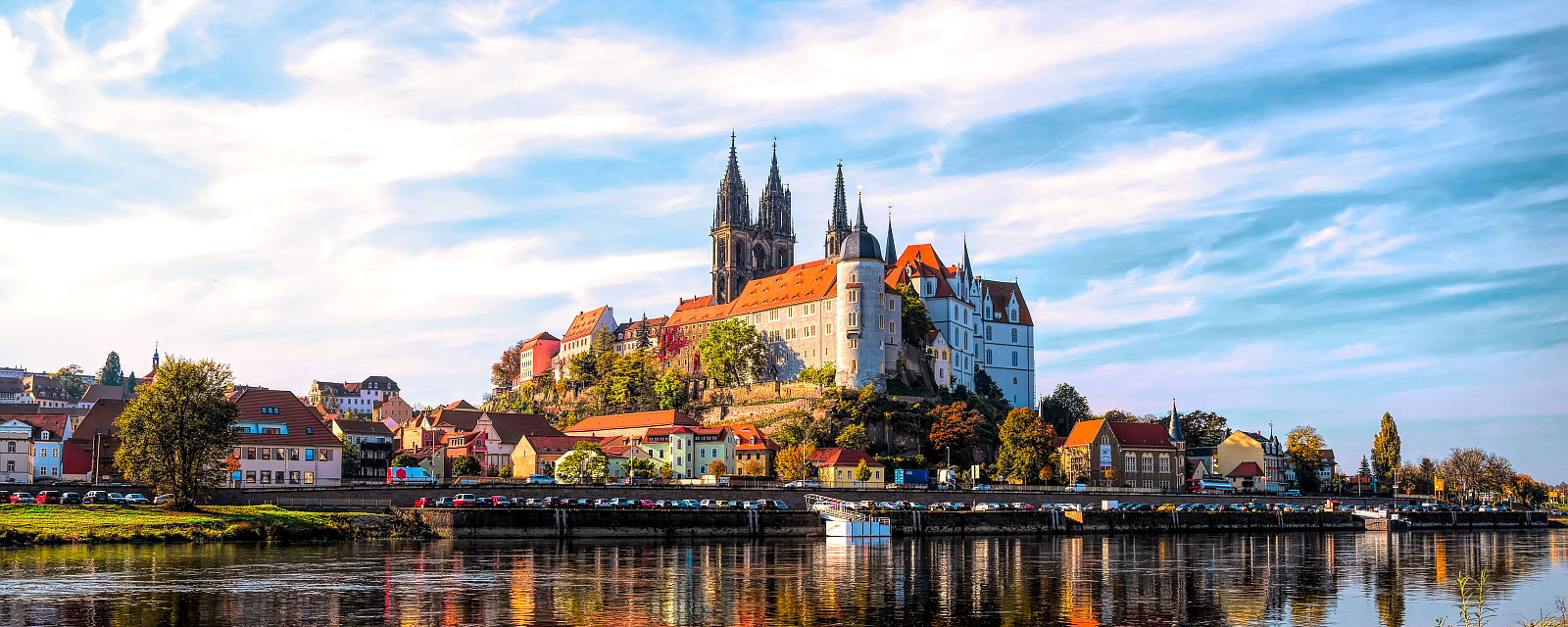 Panorama-Foto von Meißener Albrechtsburg, im Vordergrund die Elbe.