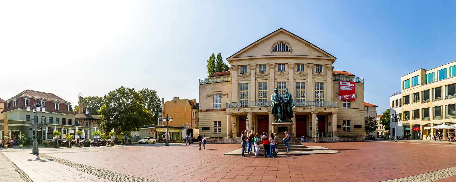 Stadtzentrum Weimar mit Goethe-Schiller-Denkmal vor dem Deutschen Nationaltheater