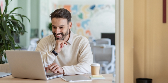 Junger Mann beim E-Learning im Büro