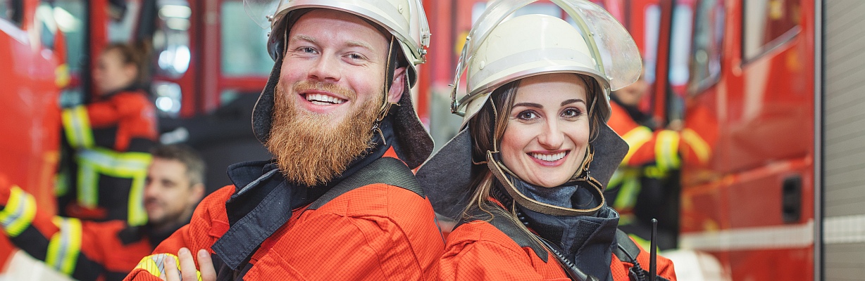 Foto: Feuerwehrleute Schulter an Schulter