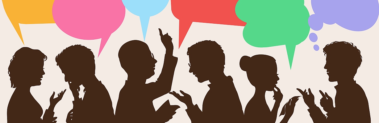 Grafik zum Thema Kommunikation: Silhouetten von Personen im Dialog mit farbigen Sprechblasen