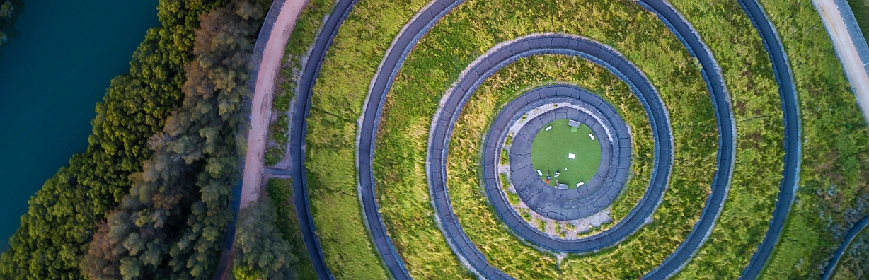 Eine Bauprojekt zum Umweltschutz zeigt eine spiralförmigen Steinweg mit angrenzender Bepflanzung.