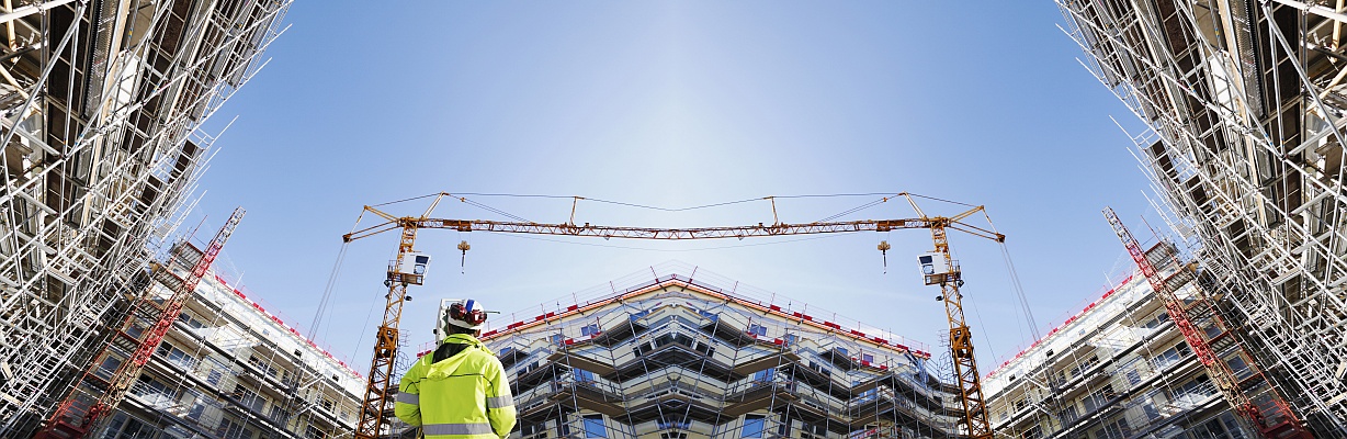 Panoramabild einer Großbaustelle mit Bauleiter 