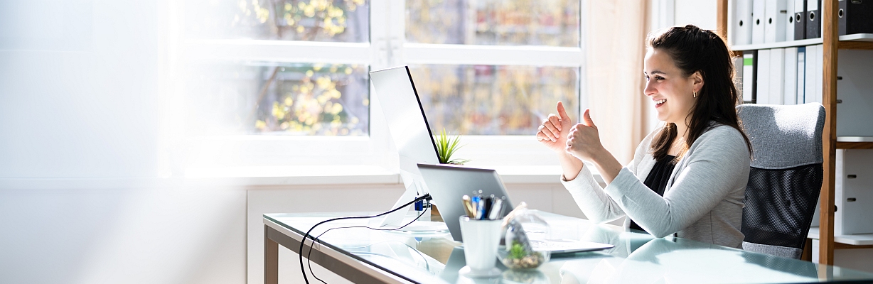 Foto Frau am Computerbildschirm