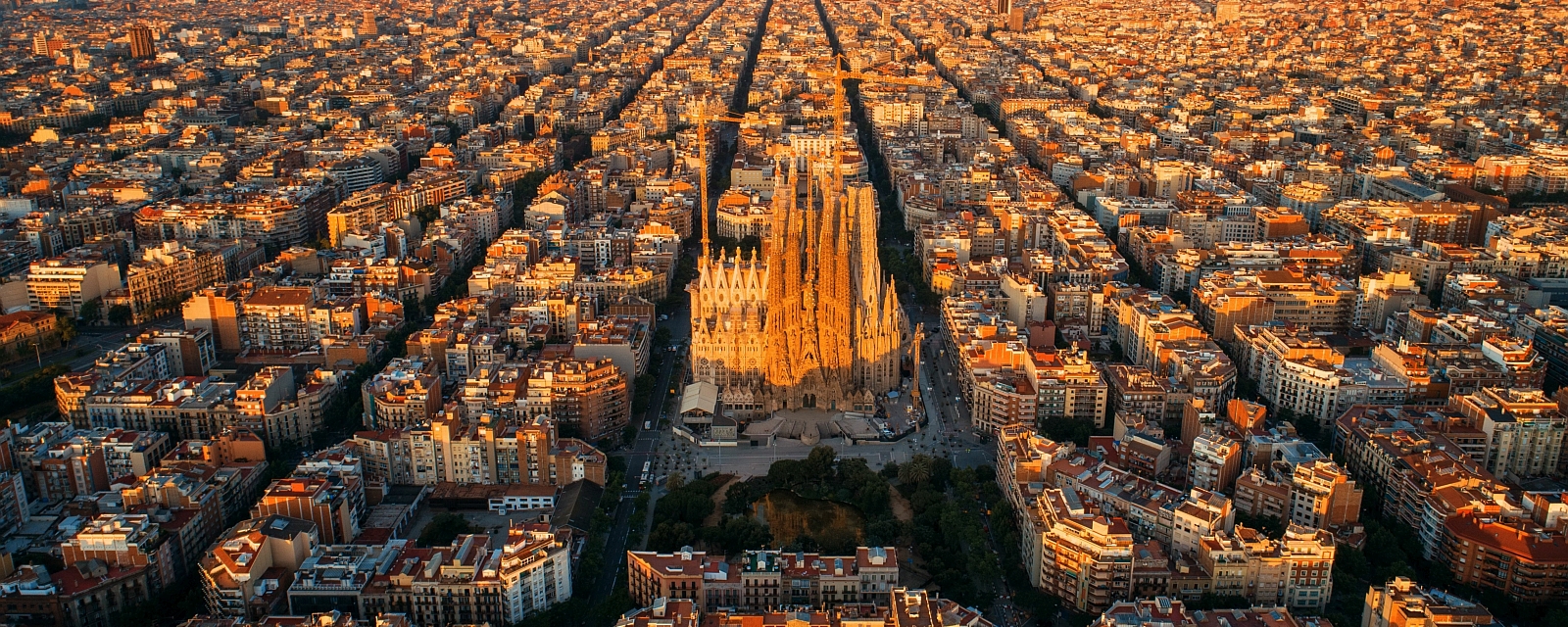 Luftansicht von Barcelona mit Sagrada Familia im Fokus