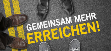 Auf Teerboden steht "Gemeinsam mehr erreichen"