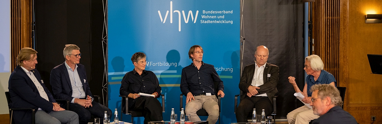 Foto einer Podiumsdiskussion der vhw Fachtagung Wohnungsneubaupolit