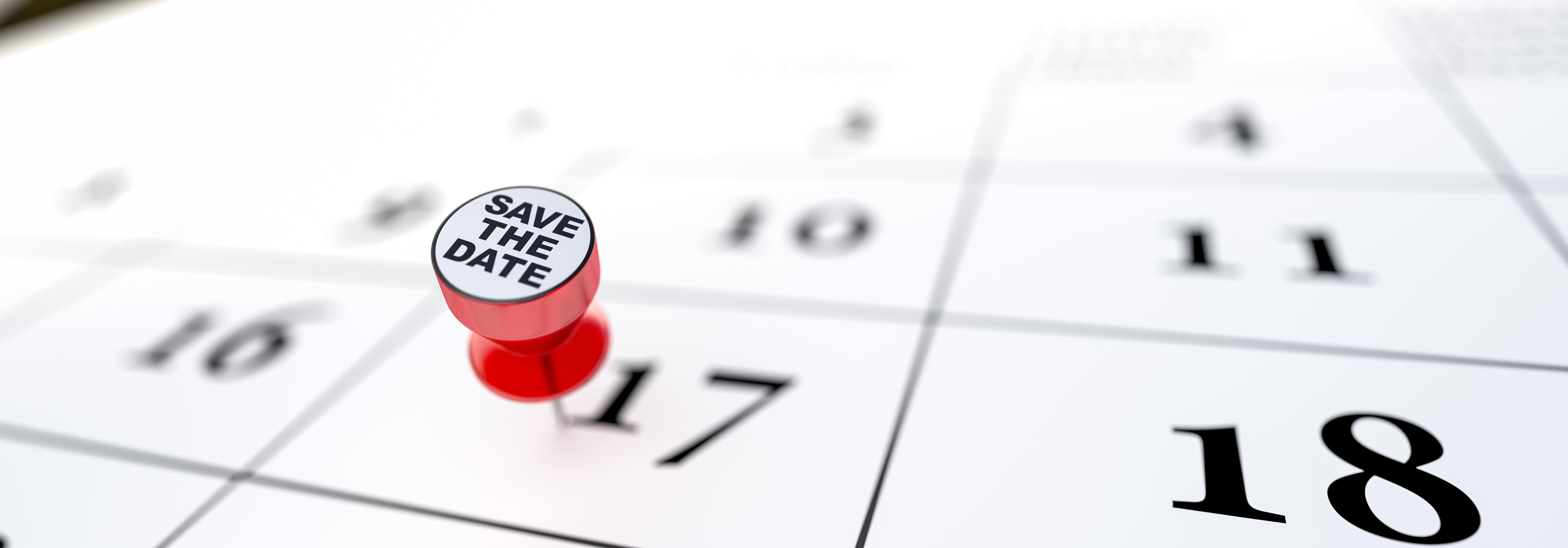 Foto: Pin "Save the date" steckt in Papierkalender mit Terminen