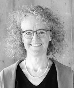 Dr.                                                          Britta Hüttenhain